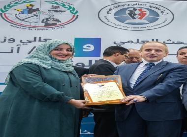 مدير إدارة التعليم الأهلي أ. منيرة يونس تكرم الدكتور خالد الوصابي في حفل توديع رسمي بعدن