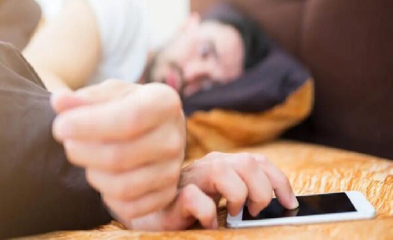 4 ظواهر سلبية عند الاحتفاظ بهاتفك في غرفة النوم ‎