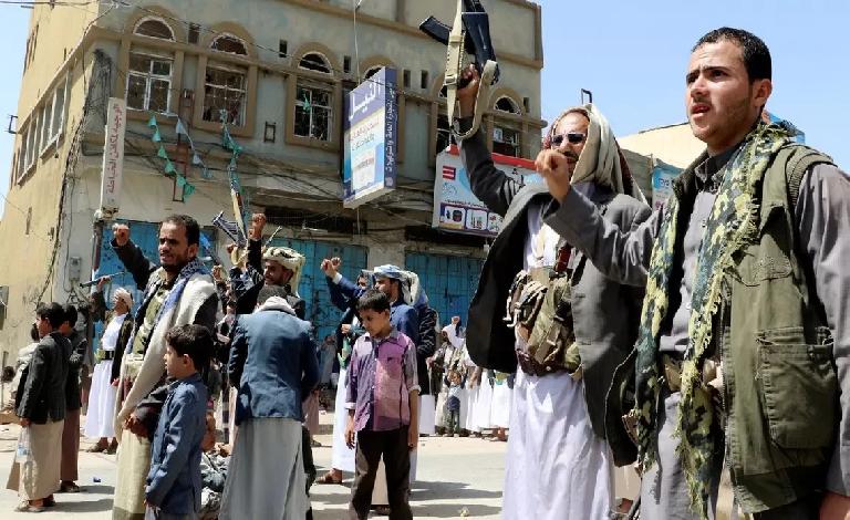 نشر جواسيس وصناعة الدسيسة وإجبار الأسر على التبرّؤ من أبنائها.. هكذا يعمل الحوثيون على تفكيك النسيج الاجتماعي!