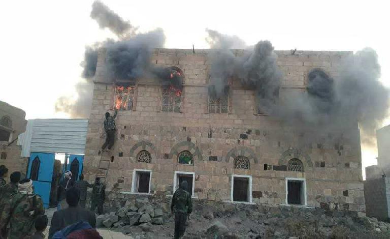 البيضاء:مقتل وإصابة أربعة مدنيين إثر مداهمة الحوثيين منزلاً في حنكة آل مسعود بقيفه وعناصر الميليشيا يختطفون الجرحى
