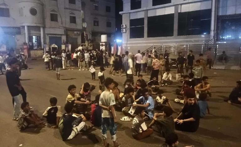 احتجاجات غاضبة في عدن لليوم الثالث والعشرات يحتشدون أمام بوابة قصر 